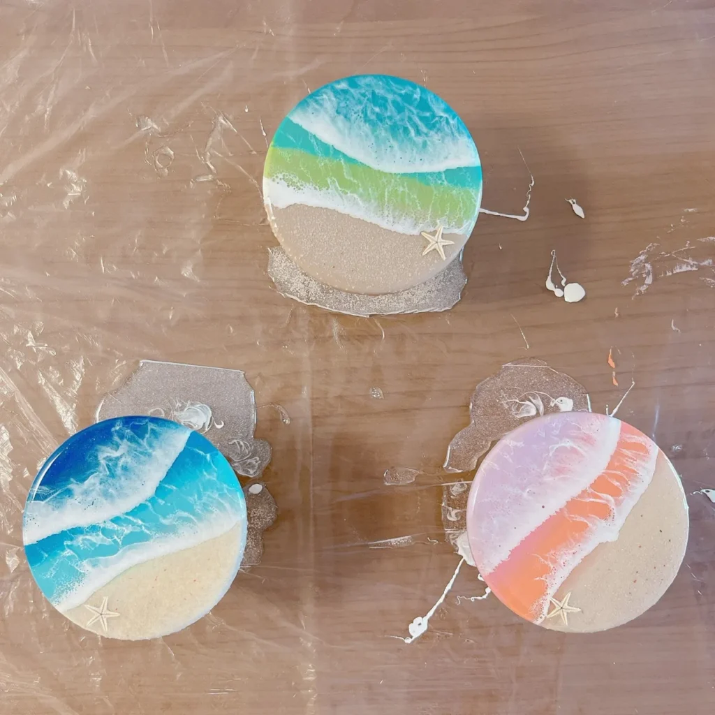 コースターなどの小物を身近に置いて楽しむのも良いものです。