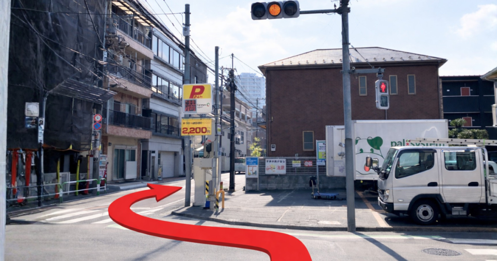 道なりに進み、信号を渡って直進