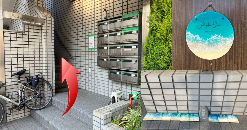 教室への階段と目印のタイル・ドアの看板