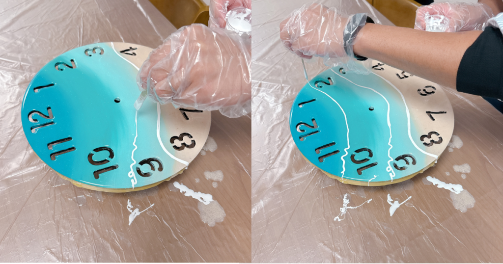 海レジンアート体験。一本ずつ交代で波のラインを入れ、まさに“合作”の一枚に