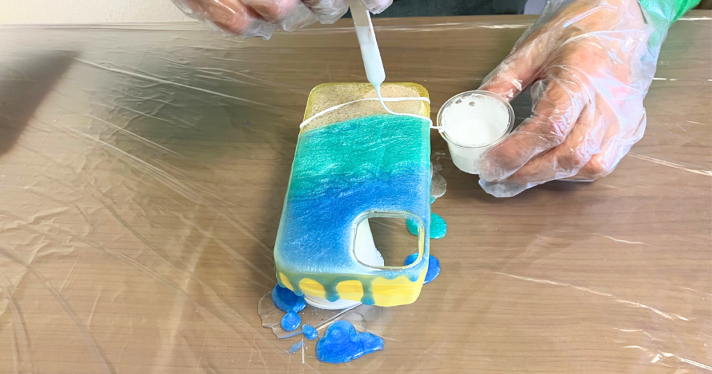 手元でいつでも海を感じられるスマホケースも人気です