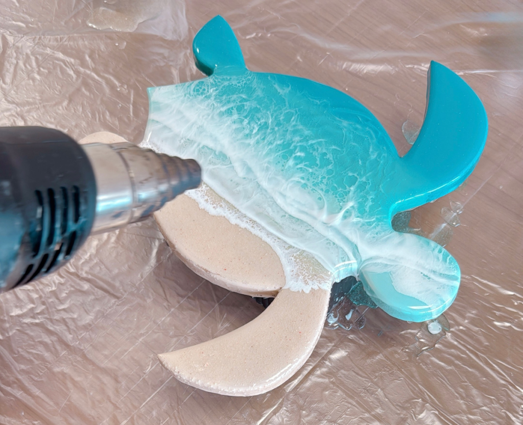 ヒートガンで波がふわっと広がるのが楽しい海レジンアート