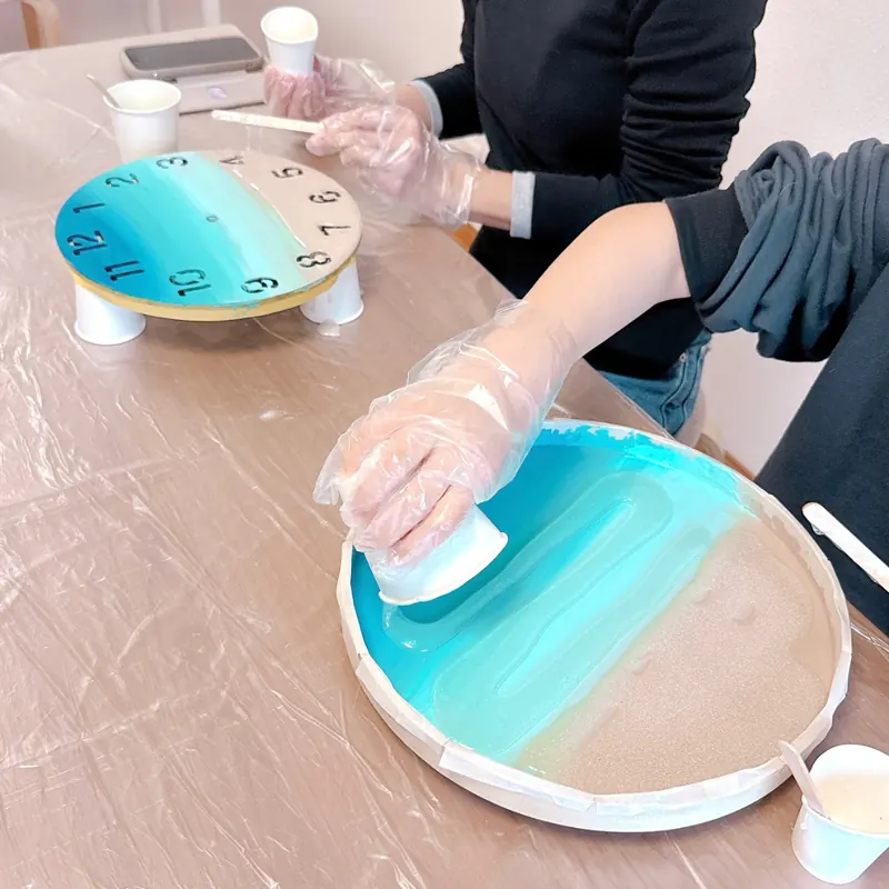 時計にレジンを流している手元